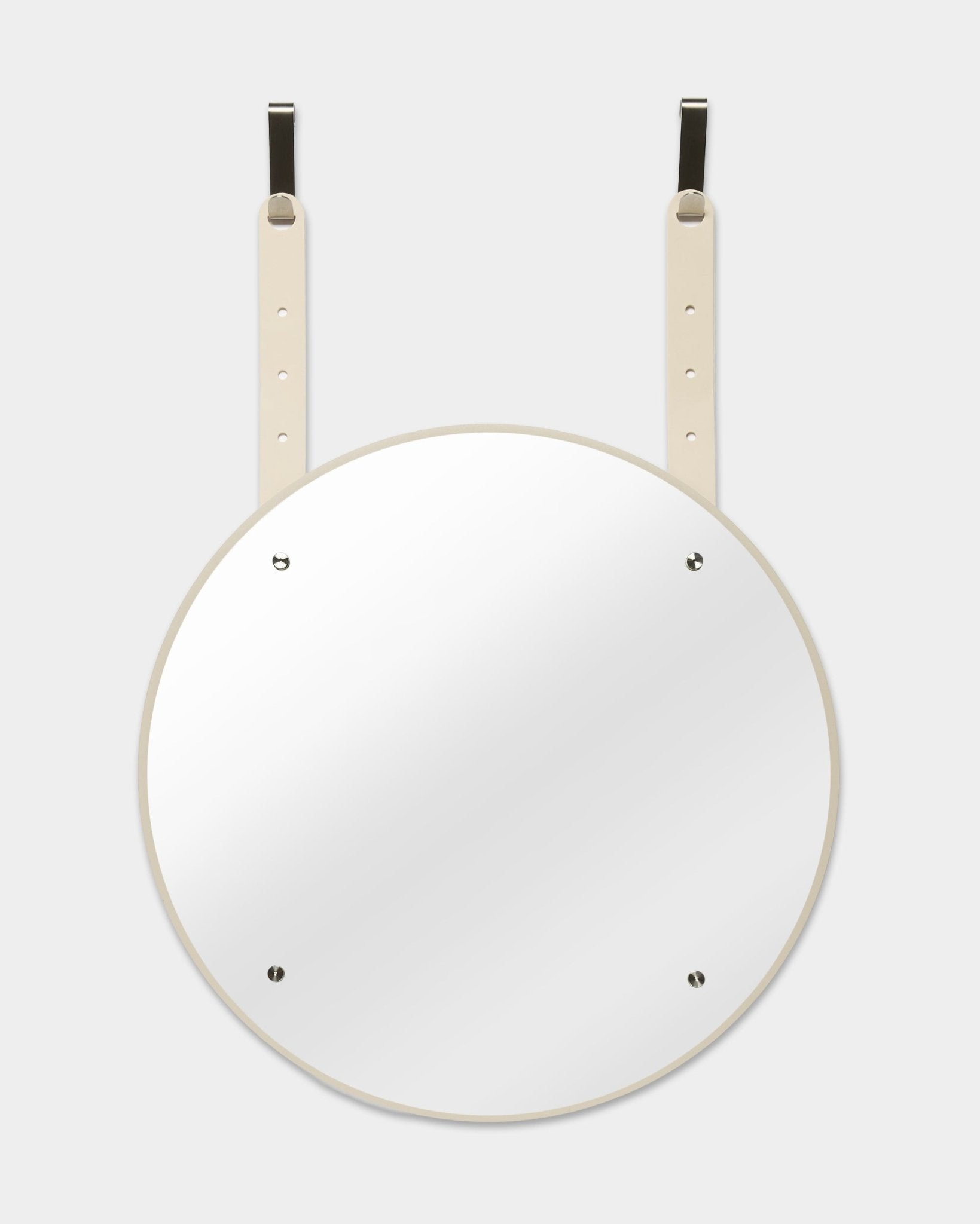 Der Vala | Mirror BM1 von WoodUpp, D54 cm, mit weißem Rahmen und beige verstellbaren Aufhängeriemen, vor einem hellgrauen Hintergrund präsentiert.